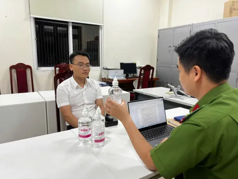 Sản xuất cồn y tế giả, một cán bộ UBND thị trấn Chúc Sơn bị bắt