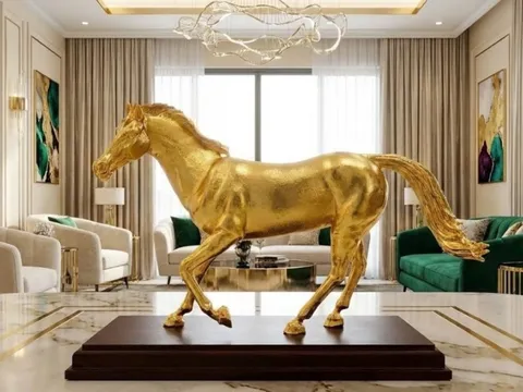 Tượng ngựa mạ vàng giá hàng chục triệu đồng đón Tết 2026