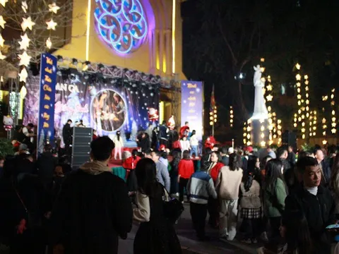 HÀ NỘI: HÀNG NGÀN NGƯỜI DÂN ĐÓN GIÁNG SINH TẠI NHÀ THỜ LỚN
