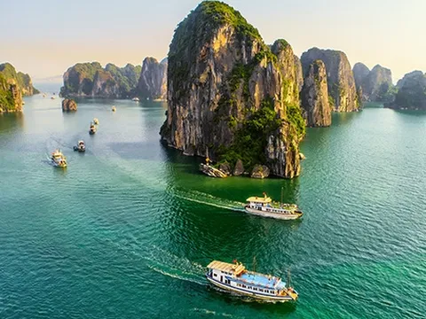 Vịnh Hạ Long: Lọt top 10 địa điểm ở châu Á phải đến một lần trong đời.