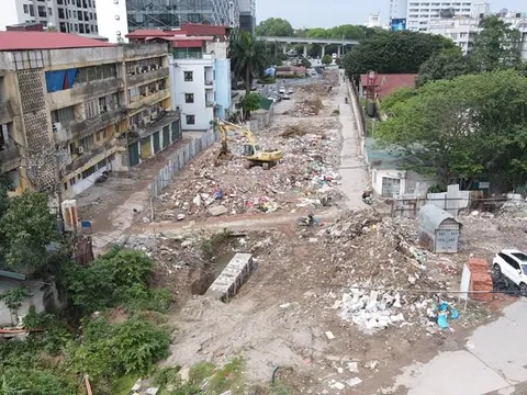 Rác thải &#039;tắc đường&#039; trên đường Huỳnh Thúc Kháng kéo dài